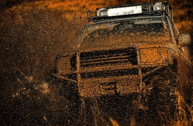 Büyük 4x4 arabalı seyahat konsepti. Jeep bir su birikintisine çarptı ve bir toz püskürtüsü aldı. Yol macerası. Macera seyahati. Off-road aracı dağa gidiyor.