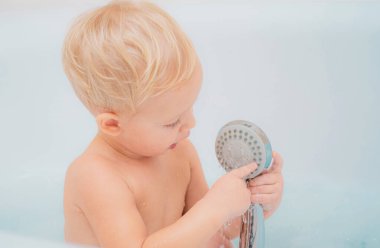 Bebek banyo sabun ile eğlenelim. Bebek banyo oyuncakları