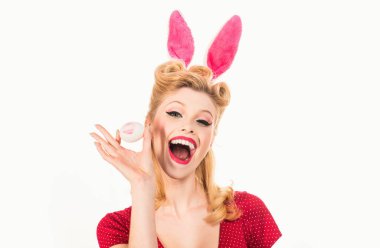 Pin-up Tavşanı. Tavşan kulaklı ve paskalya yumurtalı güzel sarışın kız. Paskalya kartları. Paskalyayı sıkıştır. Tavşan kulağı konsepti. Tavşan kadın. Paskalya yumurtası renginde. İzole edilmiş beyaz arkaplan