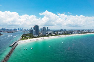 Florida, ABD 'den Miami Beach sahnesi. Miami sahili. Miami Plajı ve şehir manzarasının havadan görüntüsü. Miami sahilinin kıyı şeridi, hava manzaralı. Ünlü Amerikan simgeleri. ABD 'de yaz yolculuğu