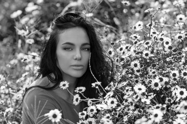 Çimlerin üzerinde yatan şehvetli esmer kadın. Güzel güzel bir kızın açık hava portresi. Doğanın tadını çıkaran kadın. Yeşil Çimenli Güzellik Kızı. Yeşil tarladaki kız