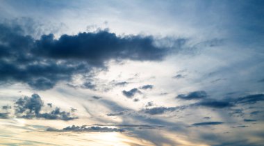 Günbatımı Bulutları arka planı. Dramatik Bulutlar Günbatımı Arkaplanı. Gün doğumunda bulutlu gökyüzü. Farklı şekillerde bulutlarla gündoğumu. Sakin Bulut