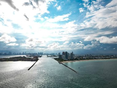 Miami plajı, okyanus gezisi yaz şehri. Miami Beach, South Beach, Florida, ABD. Kıyı şeridi, hava manzarası. Yüksek gökdelenlerin ve okyanusun havadan görünüşü, Miami Beach, Florida, ABD