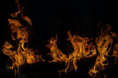 Yangın alevi siyah arkaplanda izole edildi. Alevler, soyut doku. Ateş deseni için sanat tasarımı, alev dokusu