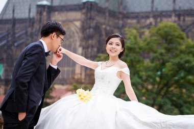 Asyalı çift gelin ve damat dışarıda evleniyor. Birbirine aşık çiftler, evlilik töreni ve etkinlik. Kutlama düğünü. Genç gelin ve damat çiftleri. Güzel Düğün Çifti