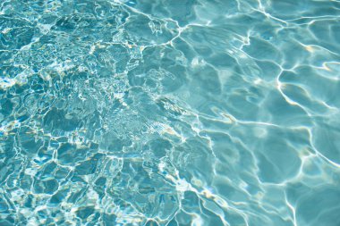 Yüzme havuzunda mavi yırtık su, su havuzu dokusu ve yüzey suyu.