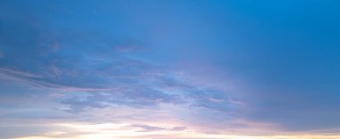 Bulutlu gün doğumu gökyüzü. Günbatımında Günbatımında Günbatımında Gökyüzü. Bulut Doğa Gökyüzü Arkaplanı. Karanlık bulutlar