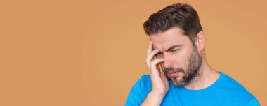 Endişeli ve endişeli bir adam. Stresli yalnız endişeli adam endişeli hissediyor. Endişeli Adam zihinsel sağlık sorunları, endişe, hayal kırıklığı ve duygusal stres yaşıyor. Stresli adam.