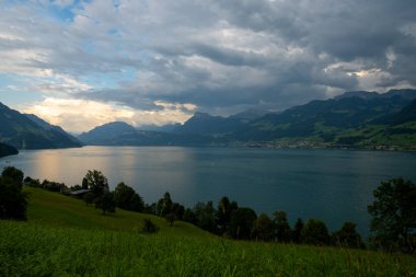 Yazın dağ, dağlı panoramik manzara. Alp dağları. Alp Dağı manzarası. Alpler 'de gölü olan dağ. Gölün üzerindeki dağlar ve Alpler.