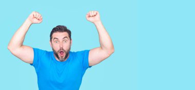 Kazanan. Başarılı bir adam kollarını kaldırdı. Kollarını kaldırıp başarıyı kutlayan heyecanlı adam. Kutlama yapan adam kazanır. Başarı. Heyecanlı kazanan. Kollarını kaldırarak kazanan jest. Adam başarı için bağırıyor.