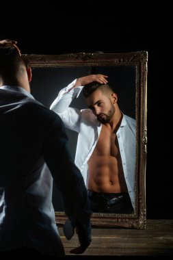 Mükemmel kaslı, çıplak vücutlu yakışıklı, seksi bir adam. Gömleksiz, seksi, kaslı erkek model. Güçlü vücutlu kaslı yakışıklı adam. Seksi spor kaslı adam. Çıplak gövdeli seksi adam, kaslı adam.