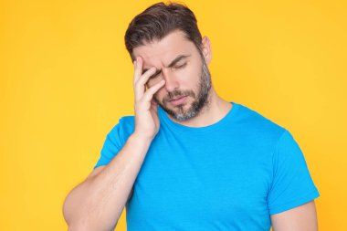 Baş ağrısı. Cephalalji ve migren. Sinüs ağrısı, gerilim ya da küme baş ağrısı olan bir adam. Baş ağrısı, migren belirtileri. Kronik baş ağrıları. Baş ağrısı tetikleyiciler. Yorgun adamın korkunç bir baş ağrısı var.