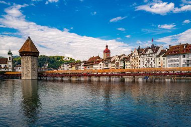 Lucern City 'de turistik Chapel Köprüsü var. Lucerne şehir manzarası. Lucerne Kantonu. Lucern İsviçre. Lucerne 'nin tarihi şehir merkezinde güneş doğuyor ünlü Chapel Köprüsü ve Lucerne Gölü ile