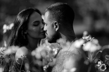 Öpüşen genç bir çiftin portresi. Çift öpüşmesi, yakın çekim. Şehvetli bir öpücük. Birbirine aşık çiftler, şefkatle sarılıp öpüşüyorlar. Seksi kadın ve yakışıklı erkek arkadaş. Aşık çift öpüşüyor.