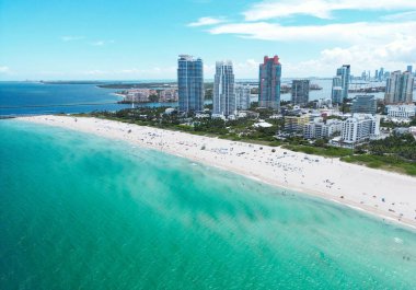 Miami sahili kıyı şeridinin hava manzarası. Miami Sahili Panorama Manzarası. South Pointe Parkı 'nın havadan görünüşü. Miami şehri. Güney Miami 'nin en iyi manzarası