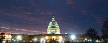Washington DC gece gökyüzünde. Capitol Binası, gece yarısı. Washington Şehir Meclisi. Birleşik Devletler Başkenti. ABD simgesi. Washington D.C. Gece Washington Şehri