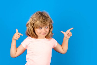 Tuhaf çocuk izole stüdyo geçmişine işaret ediyor. Kopyalama boşluğunu işaret eden işaret parmağı olan çocuk