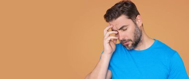 Ciddi adam, izole edilmiş arka planda kafa karıştırıcı bir yüzle düşünüyor. Soru soran bir adam, düşünceli bir ifade. Düşünceli bir yüz. Kavramı düşün. Bir şeyler düşünüyorum. Çözüm ve Sorun Düşünme