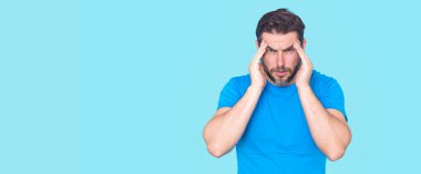 Endişeli ve endişeli bir adam. Endişeli Adam zihinsel sağlık sorunları, endişe, hayal kırıklığı ve duygusal stres yaşıyor. Stres hisseden endişeli bir adam. Endişeli ifade