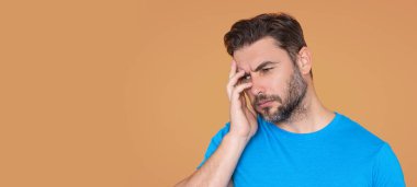 Stresli yalnız adam başını tutuyor, endişeli hissediyor. Akıl sağlığı sorunları, endişe, hayal kırıklığı ve duygusal stres yaşayan bir adam. Endişe ve akıl sağlığı kavramı. Stresli adam.