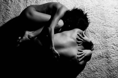 Güzel bir çift. Seksi kadın ve erkek. Şehvetli Latin çift sarılıyor, tutkulu ve şehvetli. Romantik çiftin baştan çıkarma flörtü. Seksi anılar. Aşık çıplak, şehvetli bir çift.
