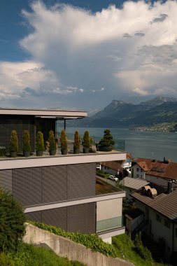 Doğanın modern dış görünüşü. İsviçre 'de modern ev cephesi. Yaşamak için ideal tasarım. Alps Dağı yakınlarında modern tarz bir ev. Alpler 'deki dağ manzaralı modern ev.