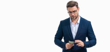 İzole edilmiş beyaz pankartta nakit para tutan adam. Bir sürü banknotla birlikte iş adamının stüdyo portresi. Dolar parası konsepti. Kariyer zenginliği işi. Nakit dolar afişi