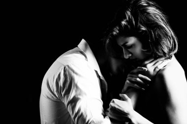 Seksi çıplak çiftler vücudu. Aşık çift, tutkulu romantik an. Şefkatli aşıklar. Seksi bir çift. Gerçek aşk. Sevgi dolu kucaklama. Birbirlerine aşık seksi bir çift. Birbirlerine sarılıyorlar. Seksi modeller.