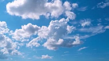 Gökyüzü zaman ayarlı. Hareket eden bulutlar ve güneş. 4K zaman aşımı. Bulutlu gökyüzü. Bulutlu bulutlu zaman atlaması. Mavi gökyüzü zaman aşımı. Mavi gökyüzü ile doğa havası