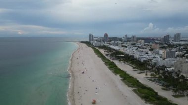 Miami Sahili, Skyline ve Ocean. İHA 'dan Miami Plajı' nın tropikal cennet videosu. Miami South Beach Havacılık Panoraması. Florida 'da turizm merkezi oteller ve okyanus