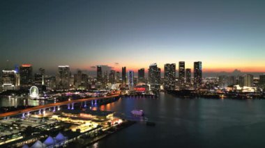 Alacakaranlıktaki Miami sahili hava manzarası. Şafak vakti Miami Sahili 'nin panorama manzarası. South Pointe Parkı 'nın havadan görünüşü. Miami 'de gece vakti. Güney Miami 'nin şafak vakti en iyi manzarası