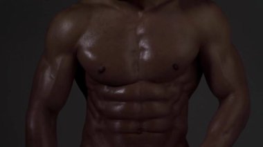 Seksi üstsüz genç adam seni. Yakışıklı kaslı adam. Formda seksi erkek modelin seksi vücudu. Mükemmel kaslı vücudu olan bir güzellik adamı. Seksi, çıplak, genç, orta doğulu adam kaslı vücudunun tadını çıkarıyor.