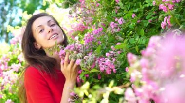 Çiçek parkında poz veren seksi kadın. Bahar çiçeğinin yanında tasasız seksi manken. Bahar parkında pembe çiçekli güzel bir kız. Bahar bahçesinde romantik bir model.
