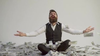 Zengin adam. Takım elbiseli bir işadamı, neredeyse sonbaharda para yağdıracak. Zengin İşadamı dolar banknotları içinde oturuyor. Nakit parası olan zengin bir adam. Dolar olarak çok parası olan zengin bir adam.
