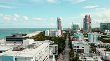 Güneşli bir günde Miami Plajı 'nın insansız hava aracı görüntüleri. Miami Plajı, harika gökdelenler ve binalar manzarası. Miami Beach Panorama Manzarası, Güney Sahili, Florida, ABD