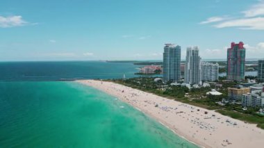 Kentsel gökdelenleri olan Miami City gökdelenleri. Miami City, Florida gökdelenleri olan gökyüzü manzarası. Miami Plajı 'ndaki gökdelenler. Miami Skyline