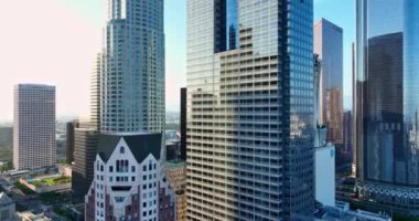 Amerikan Los Angeles şehri. Los Angeles manzarası. Yüksek gökdelenleri olan Los Angeles gökdelenleri. Gökdelenli Los Angeles 'ın havadan görünüşü. Los Angeles silueti. Los Angeles şehir merkezi. Los Angeles 'tan İHA tepesine