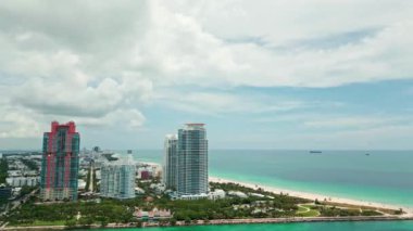 Miami Beach City 'nin havadan görünüşü, Florida, Amerika Birleşik Devletleri. Güneşli bir günde Miami 'nin insansız hava aracı çekimi. Miami Plajı, binaların havadan görünüşü. Miami Beach Panorama Manzarası, Güney Sahili, ABD. Amerikan seyahati