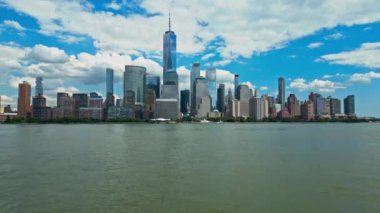 Mavi gökyüzü ile New York City Skyline. Amerikan Kentsel Gökdelenleri dramatik bulutların yakınında. New York City silueti, ABD 'de Manhattan şehri manzarası. Manhattan 'da panoramik manzara. NYC, ABD