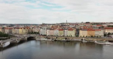 Prag merkezinin yukarıdan panoramik görüntüsü. Aerial Prag şehri. Prag şehrinden insansız hava aracı görüntüsü, şehrin üzerinden uçuş, üst manzara, Vltava Nehri, Charles Köprüsü, Prag, Çek Cumhuriyeti