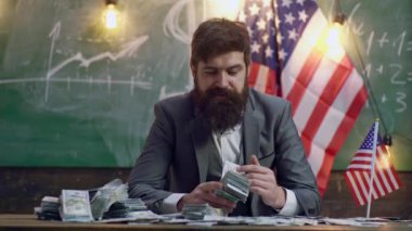 Para sayma konsepti. Amerikan dolarlarını sayıyorum. Zengin adam banknotları sayar. Zengin İşadamı dolar sayıyor. Nakit paradan tasarruf edersin. 100 dolar sayıyorum.
