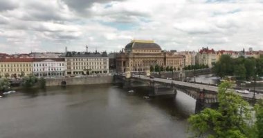 Prag merkezinin yukarıdan panoramik görüntüsü. Aerial Prag şehri. Prag şehrinden insansız hava aracı görüntüsü, şehrin üzerinden uçuş, üst manzara, Vltava Nehri, Charles Köprüsü, Prag, Çek Cumhuriyeti