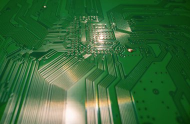 Devre kartı. Yolları ve diğer bileşenleri olan teknolojik elektronik plaka, seçici odaklanma. Teknoloji geçmişi, elektronik dokusu