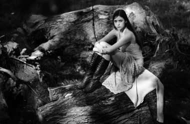 Uzun siyah saçlı güzel bir genç kadın. Genç bir kadın poz veriyor. Doğal makyajlı güzel kız portresi. Güneşli bir gün. Bagajda ciddi bir kadın.