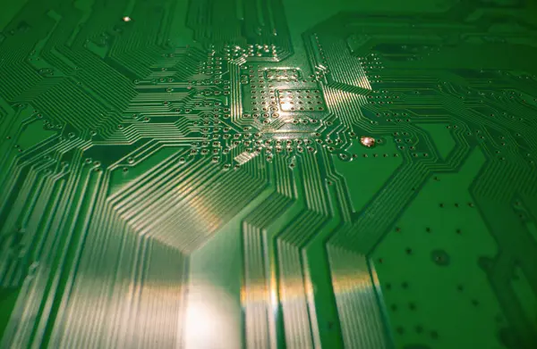 Devre kartı. Yolları ve diğer bileşenleri olan teknolojik elektronik plaka, seçici odaklanma. Teknoloji geçmişi, elektronik dokusu