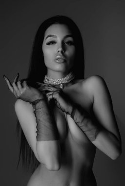 Baştan çıkarıcı kadın yüzü. Seksi vücuduyla poz veren şehvetli genç bir kadın. Güzel seksi model. Güzel surat. Şehvetli kız, seksi model portresi. Doğal güzellik.