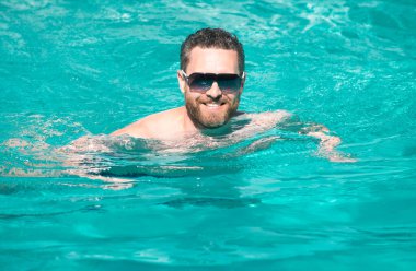 Yaz hafta sonu ve boş zaman. Yüzme havuzunda yakışıklı bir adam. Havuz partisi