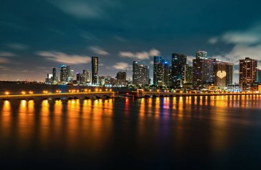 Bayside Miami Şehir Merkezi MacArthur Geçidi, Venedik Geçidi 'nden. Miami silüeti