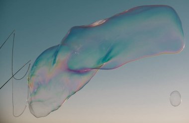 Kocaman kabarcıklar. Havaya büyük sabun köpükleri salıyor. Özgürlük, yaz kavramları