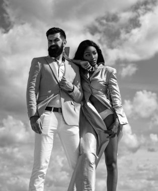 Neşeli çift Sevgililer Günü 'nü kutluyor ve eğleniyor. Aşk Konsepti. Sevgililer Günü 'nde genç çift